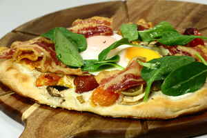 Morgenmadspizza med bacon og æg
