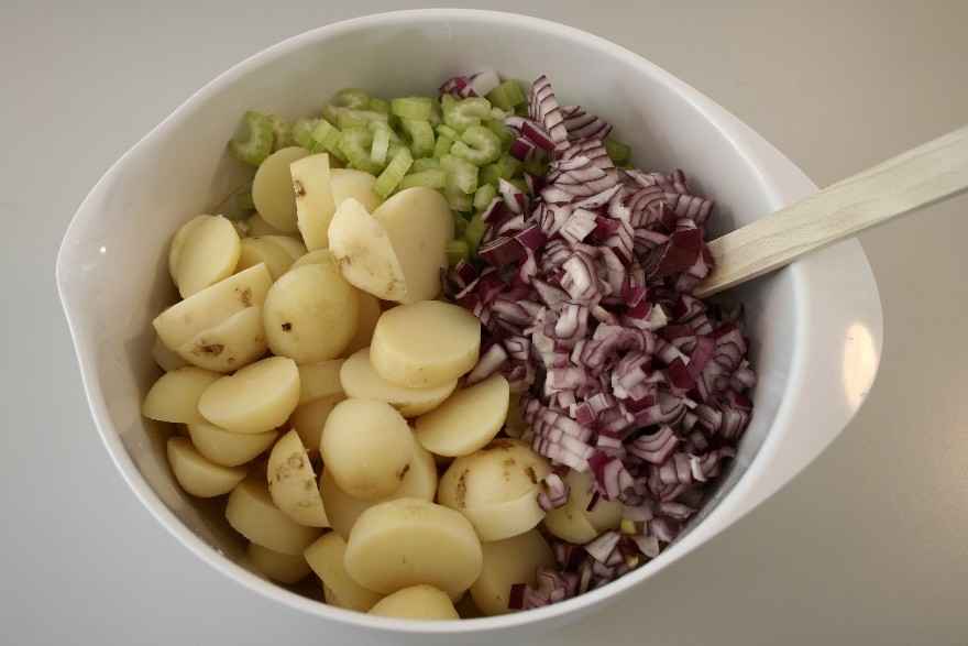 Kartoffelsalat med bladselleri og rødløg ... klik for at komme tilbage