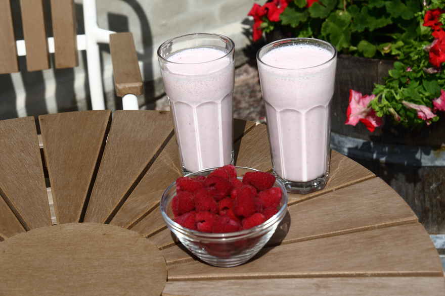 Hindbær milkshake med friske bær ... klik for at komme tilbage