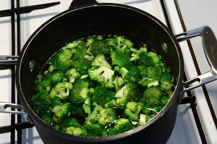 Broccolisalat med æbler og ristede solsikkekerner ... klik for at komme tilbage
