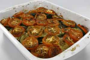 Basilikumkartofler med tomat og squash