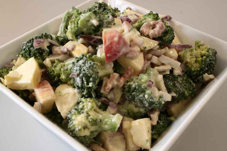 Broccoli-salat med bacon, æbler og rødløg ... klik for at komme tilbage