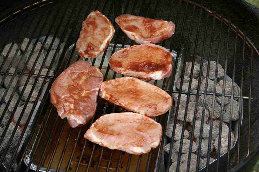 Marinerede svinekoteletter på grill ... klik for at komme tilbage