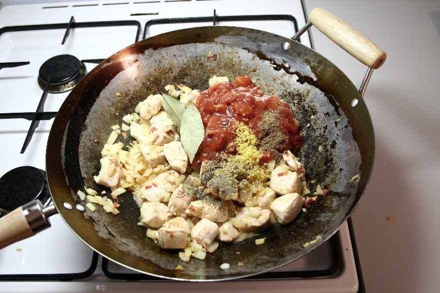 Indisk kylling i wok med kokosmælk, citron og tomat ... klik for at komme tilbage