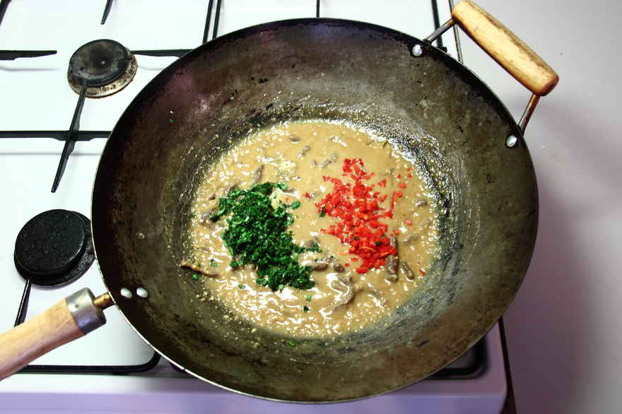 Oksekød i wok kogt i kokosmælk, limeblade og jordnødder ... klik for at komme tilbage