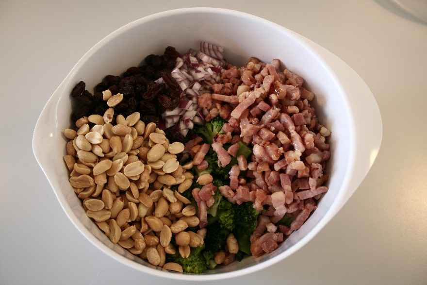 Broccolisalat med peanuts og bacon ... klik for at komme tilbage