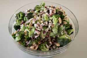 Broccolisalat med peanuts og bacon