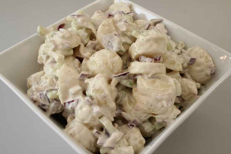 Kartoffelsalat med bladselleri og rødløg ... klik for at komme tilbage