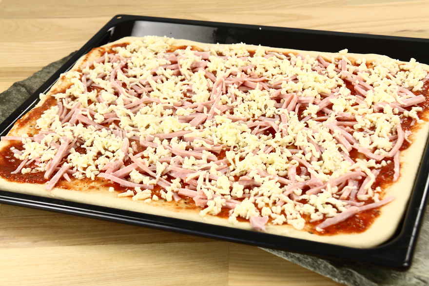 I stor skala Endeløs tolerance Hjemmelavet pizza - opskrift - Alletiders Kogebog