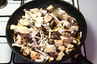 Ristet laks på svampebund med råstegte kartofler, billede 1