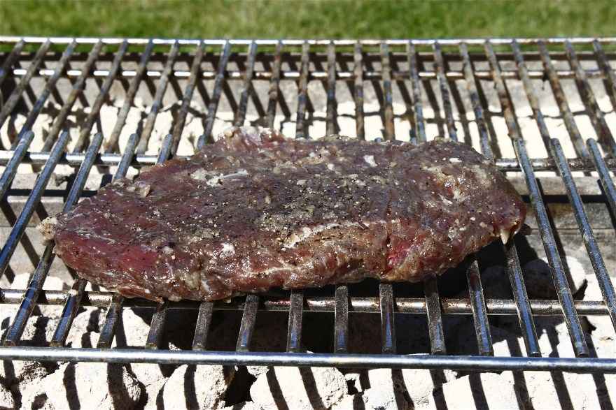 Grillet hvidløgsmarinert flanksteak ... klik for at komme tilbage