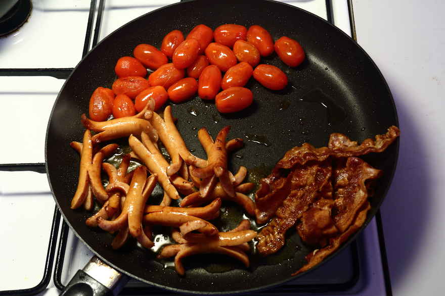 Røræg med bacon pølse og stegte tomater ... klik for at komme tilbage