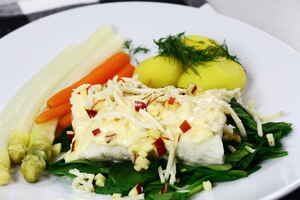 Dampet torskeloins med nye hvide asparges og gulerødder