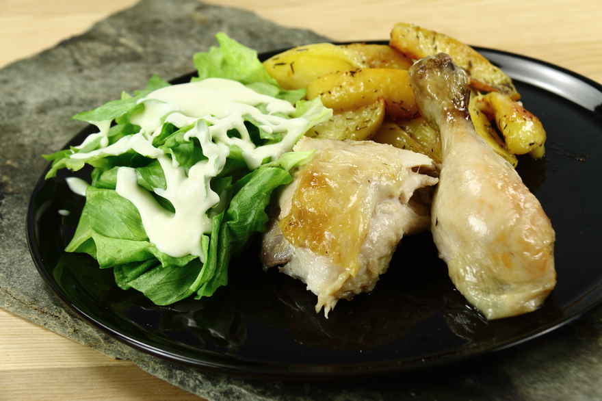 Helstegt kylling med salat og kartoffelbåde ... klik for at komme tilbage