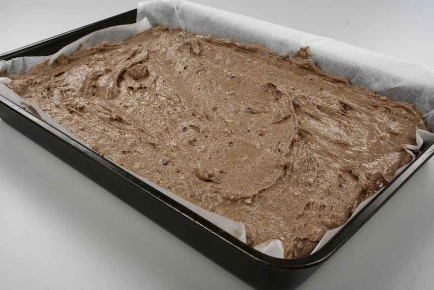 Chokoladekage i bradepande med chokoladestykker og nødder ... klik for at komme tilbage