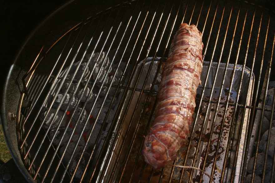 Grillet svinemørbrad med Basillikum, bacon - opskrift - Alletiders
