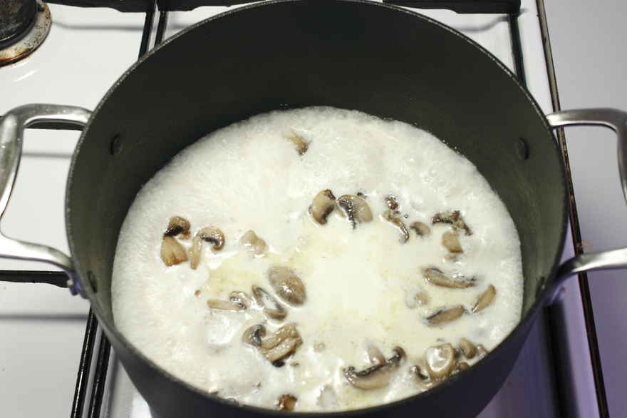 Champignon Gorgonzola sovs - opskrift - Alletiders Kogebog