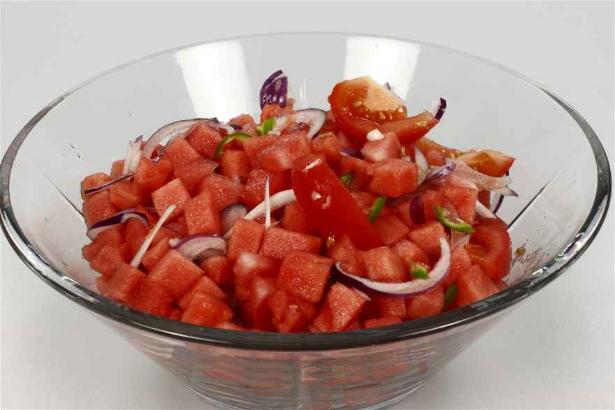 Salat af vandmelon, rødløg og tomater ... klik for at komme tilbage