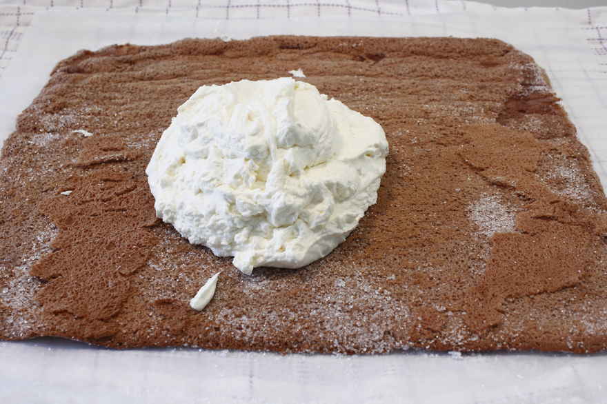 Chokoladeroulade med flødeskum ... klik for at komme tilbage