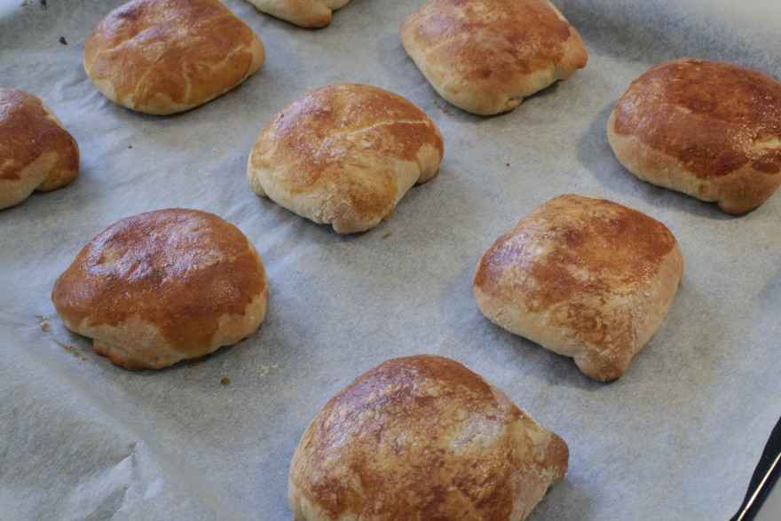 Fastelavnsboller med creme og flødeskum ... klik for at komme tilbage