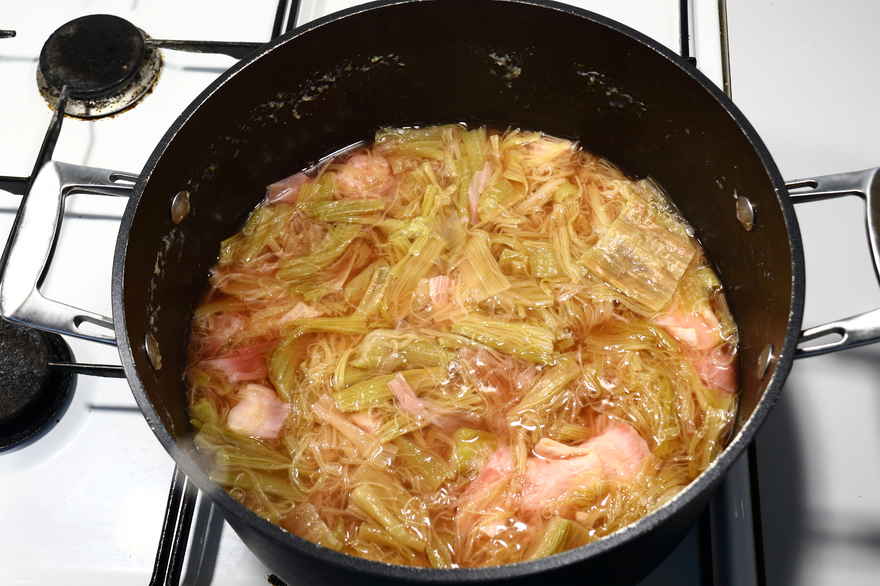 Rabarber consomme tilsmagt med galliano ... klik for at komme tilbage