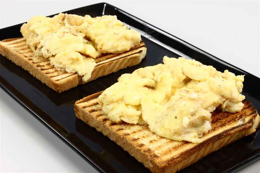 Scrambled eggs på toastbrød med bacon  ... klik for at komme tilbage