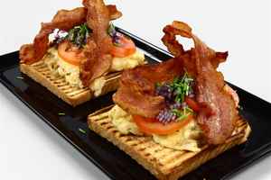 Scrambled eggs på toastbrød med bacon , billede 4