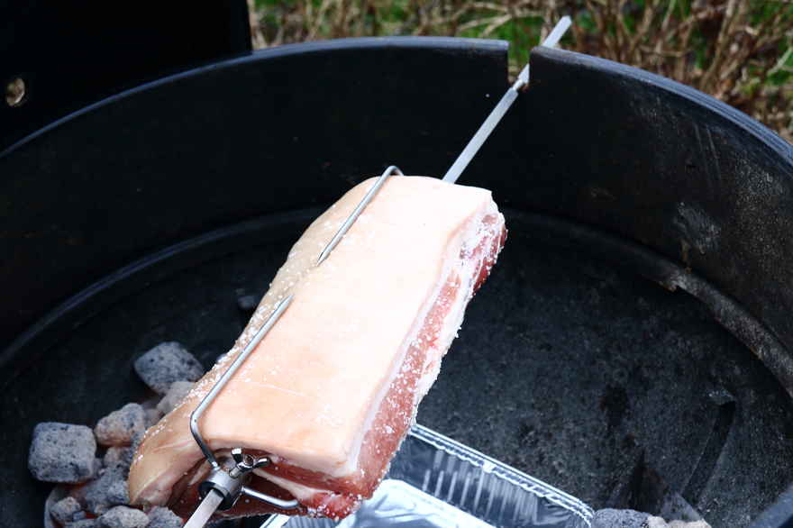 Kunstneriske chikane Opmærksomhed Flæskesteg på rotisserie i kuglegrill - opskrift - Alletiders Kogebog