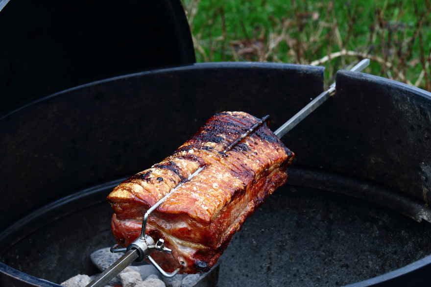 Flæskesteg på rotisserie i kuglegrill ... klik for at komme tilbage