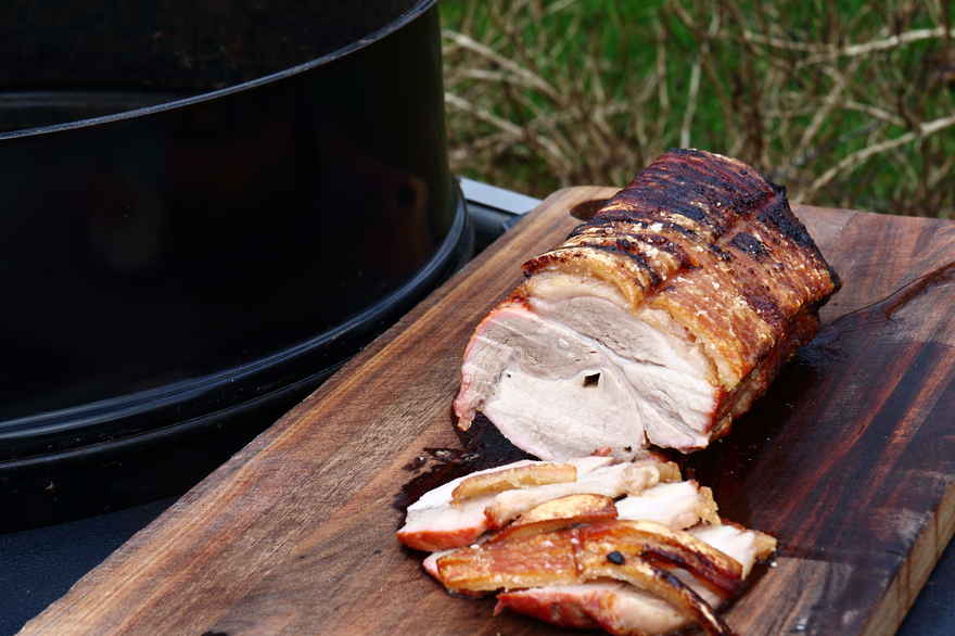 Flæskesteg på rotisserie i kuglegrill ... klik for at komme tilbage