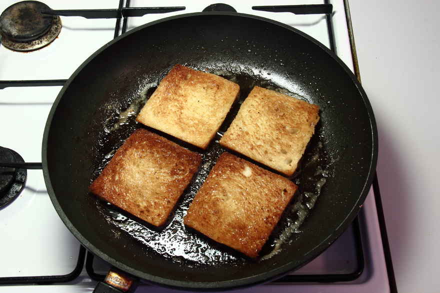 Kantarelstuvning på smørristet brød ... klik for at komme tilbage