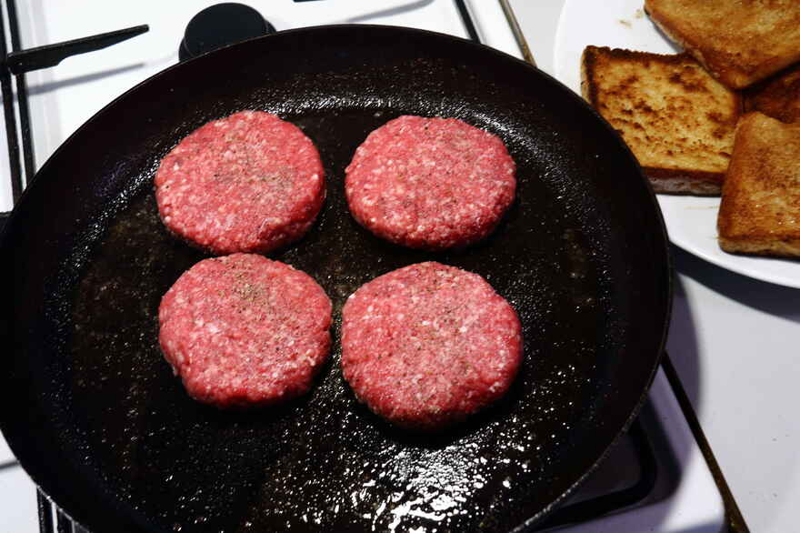 Toast med hakkebøf og spejlæg ... klik for at komme tilbage