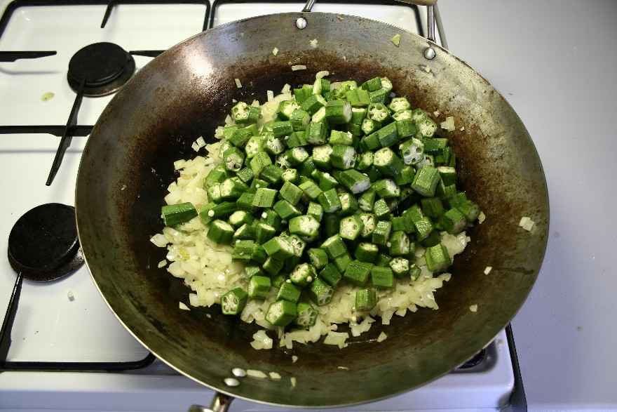 Bhindi Bhaji (Stegt Okra med løg) ... klik for at komme tilbage