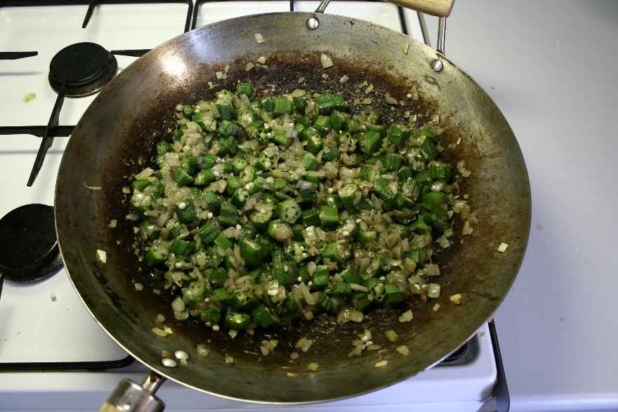 Bhindi Bhaji (Stegt Okra med løg) ... klik for at komme tilbage