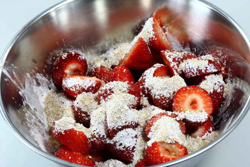 Jordbærcrumble - Sommerlig crumble med jordbær ... klik for at komme tilbage