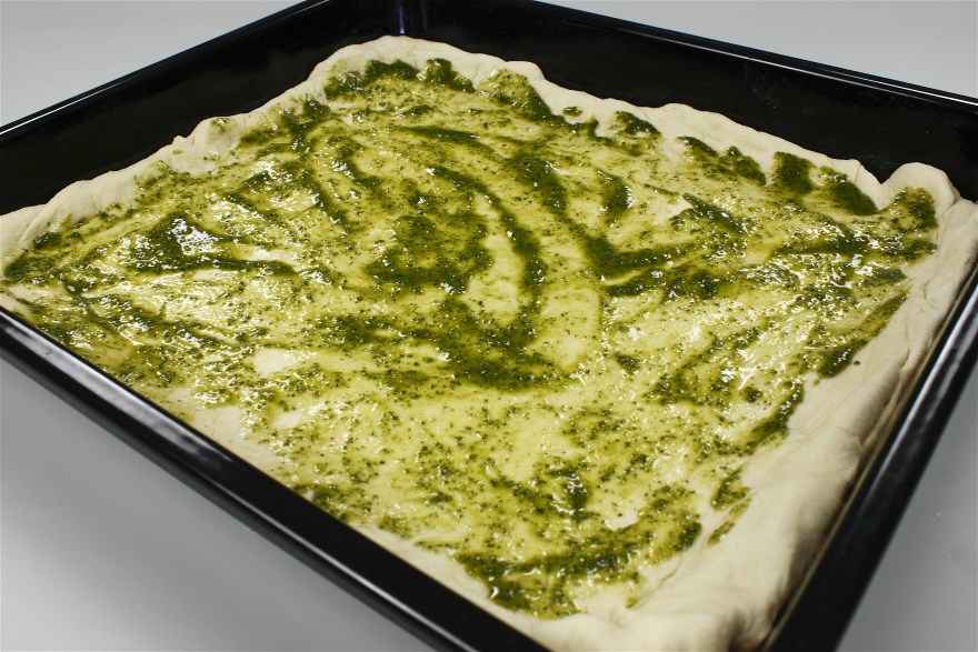 Kartoffelpizza med grøn pesto og oliven ... klik for at komme tilbage