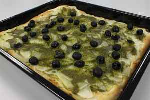 Kartoffelpizza med grøn pesto og oliven, billede 4
