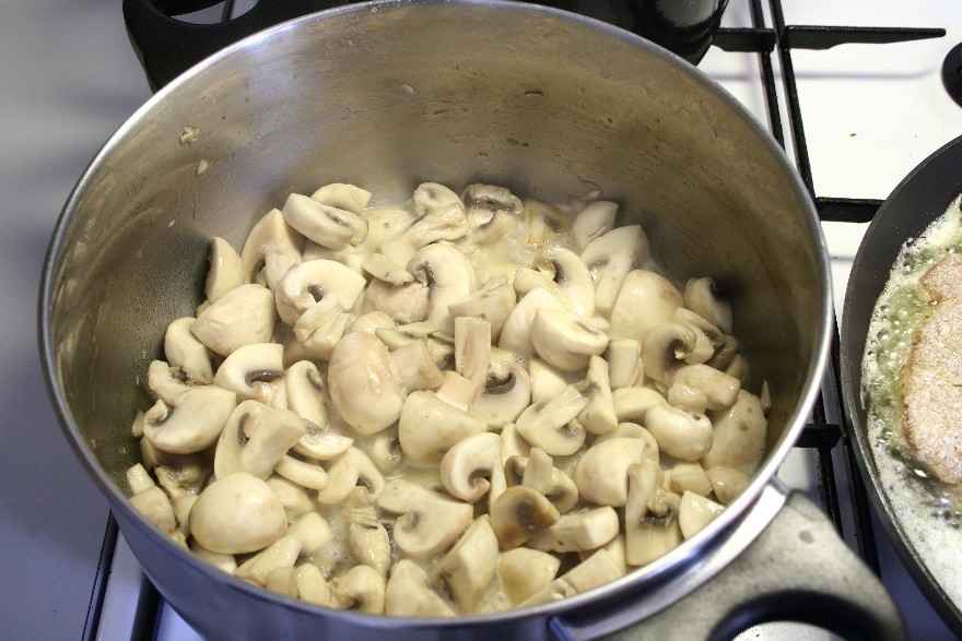 Panerede koteletter med champignon a la creme ... klik for at komme tilbage