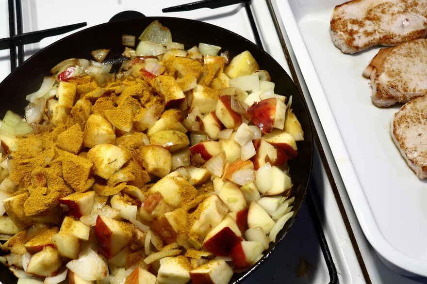 Koteletter i fad med karry og æbler ... klik for at komme tilbage