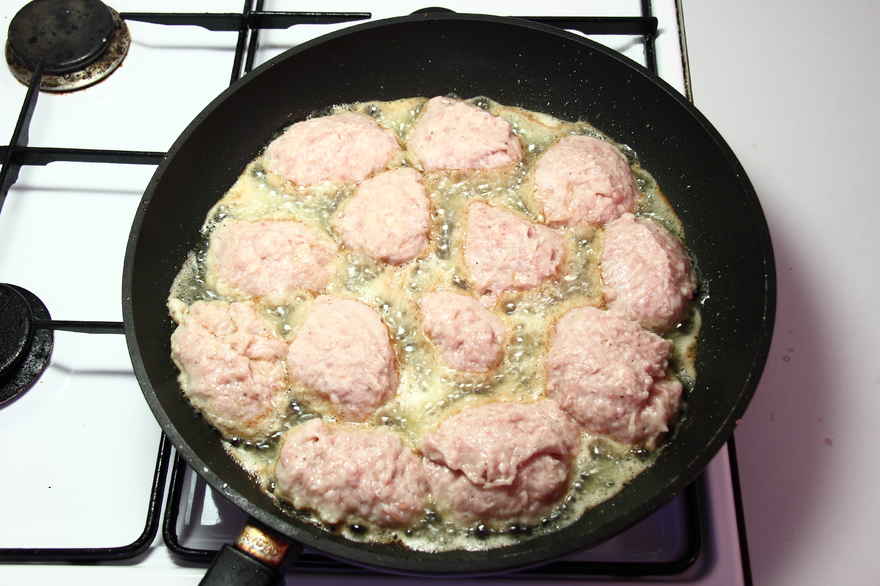 Frikadeller med brun sovs ... klik for at komme tilbage