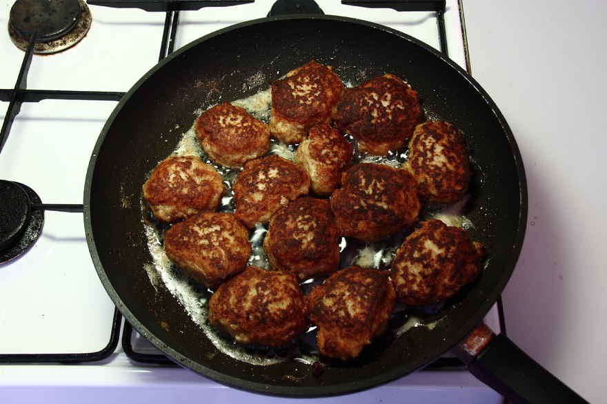 Frikadeller med brun sovs ... klik for at komme tilbage