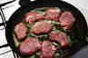 Mørbradbøffer med bløde løg og bacon, billede 3