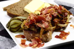 Mørbradbøffer med bløde løg og bacon, billede 4
