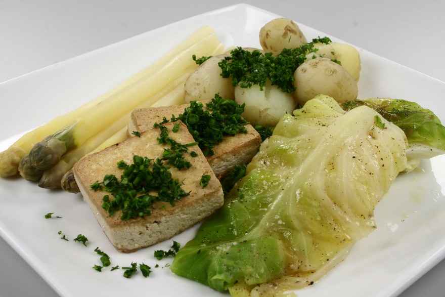 Ovnbagt spidskål med nye kartofler og tofu ... klik for at komme tilbage