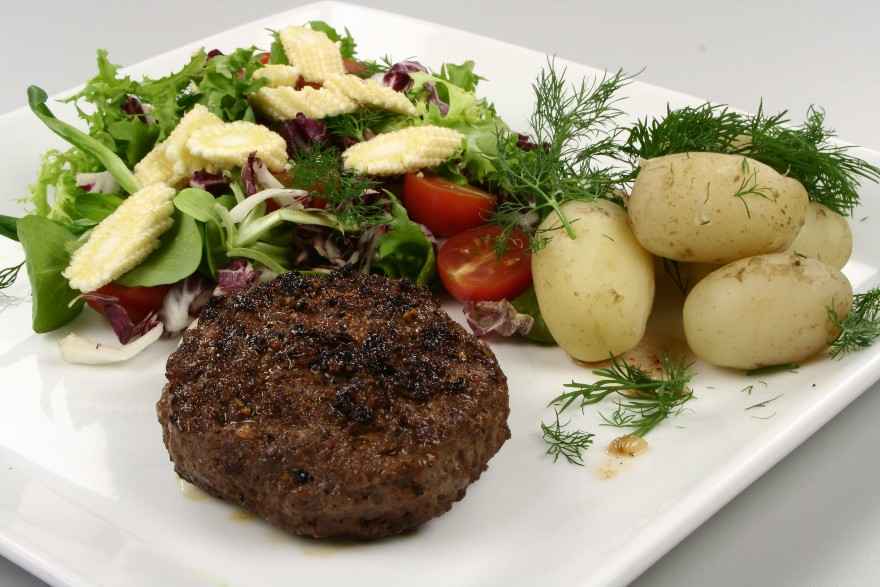 Peberhakkebøf med nye kartofler og grøn salat ... klik for at komme tilbage