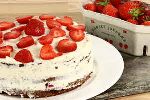 Chokoladekage med Creme og Jordbær, billede 4