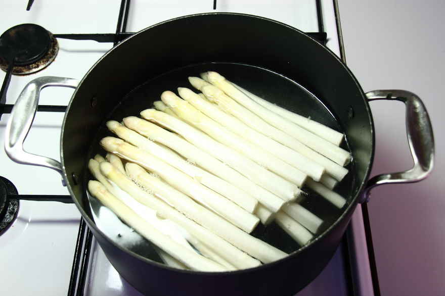Skrælning og kogning af friske hvide asparges ... klik for at komme tilbage