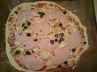 Pizza med Salami, Salat og Dressing, billede 2
