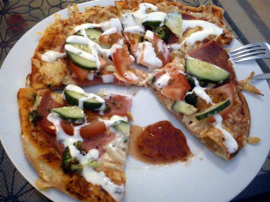 Pizza med Salami, Salat og Dressing ... klik for at komme tilbage