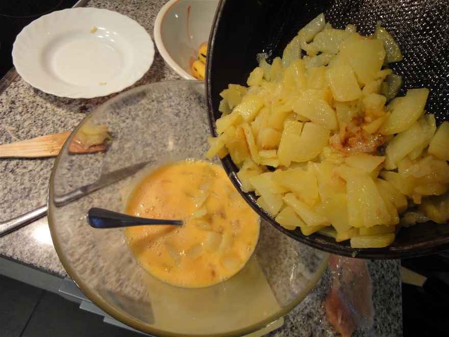 fordel Pjece Fradrage Spansk kartoffel tortilla fx bruges i spansk tapas - opskrift - Alletiders  Kogebog